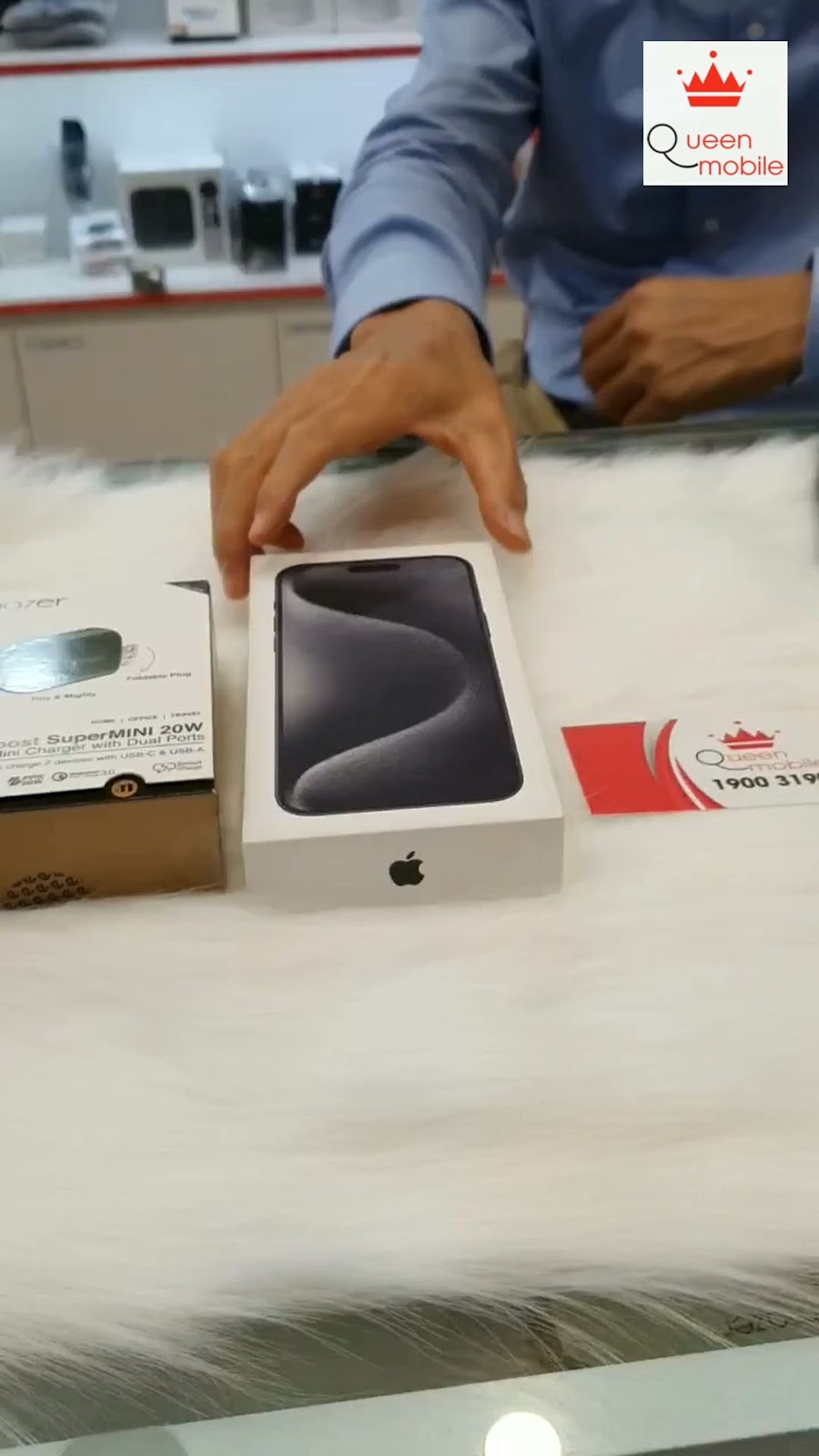 Mở hộp iPhone 15 Pro ngay tại quầy Queen Mobile 📦📱
