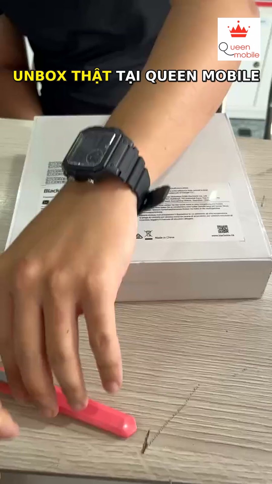 Unbox Blackview BV9300 Pro tại quầy Queen Mobile — chiếc smartphone siêu bền nổi bật với pin 15.080 