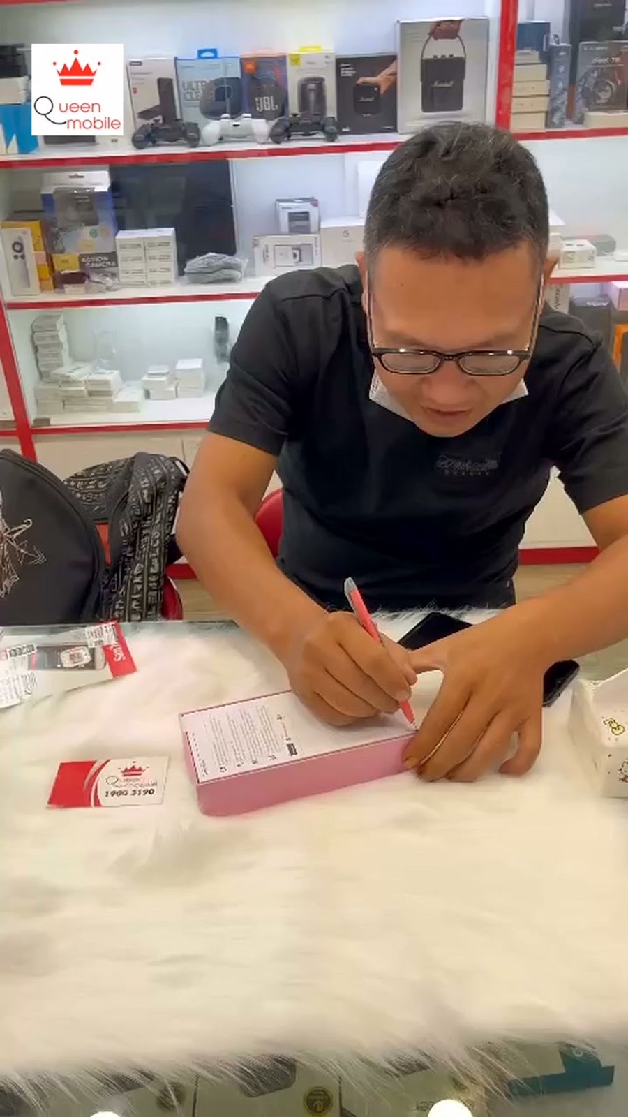 Rọc seal, mở hộp, lấy máy — xem unbox HMD Skyline ngay tại quầy Queen Mobile 📦